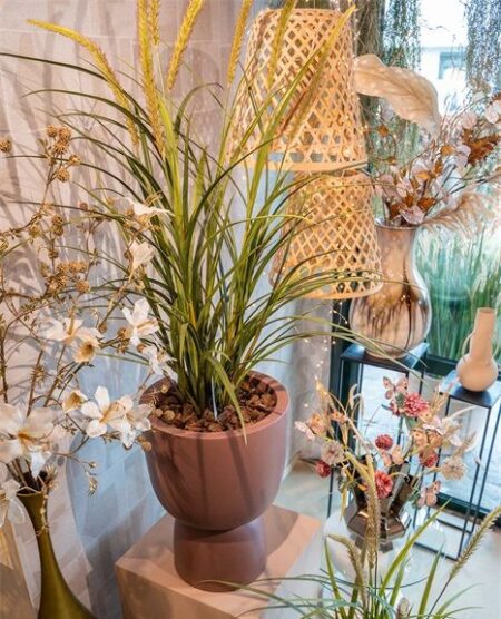 umetne okrasne trave v loncih