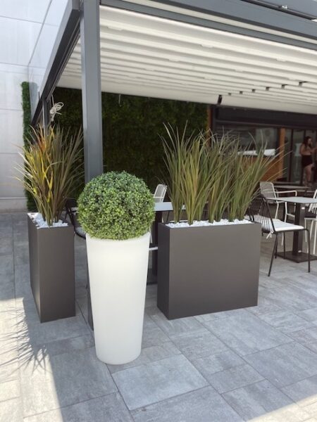 cvetlična zunanja korita in lonci za rože z osvetlitvijo