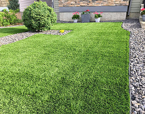 umetna trava - ozelenitev vrta ali terase