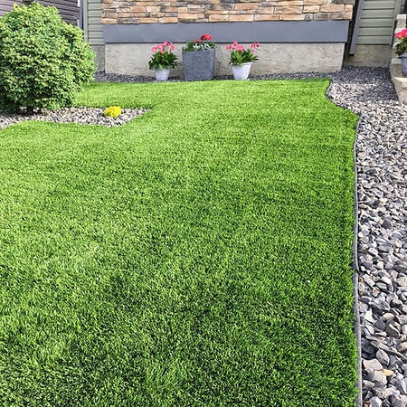 umetna trava - ozelenitev vrta ali terase