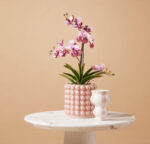 umetne orhideje v loncu