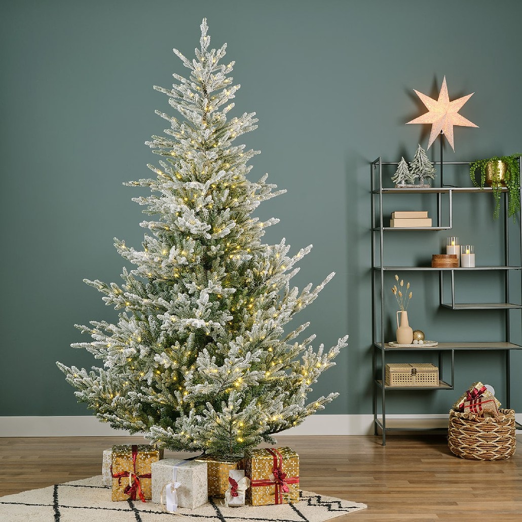 Umetna jelka Norway 210 cm z LED lučkami norway umetne jelke - zasnežena v prostoru