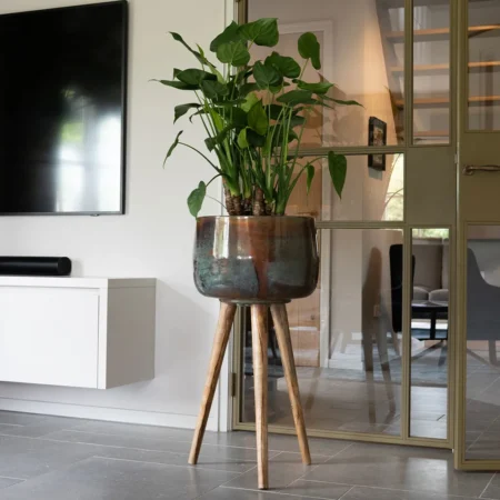 Okrasni lonec na nogicah Jolien v prostoru