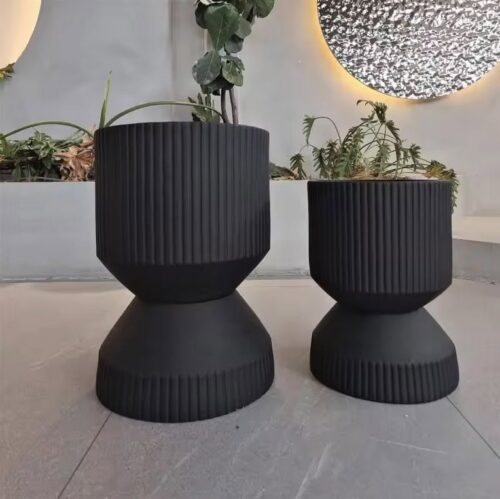 Okrasni lonec Up and Down črne barve 50 cm