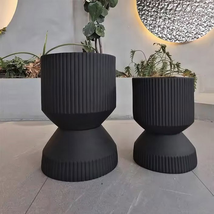Okrasni lonec Up and Down črne barve 50 cm