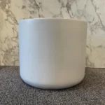 Eleganten okrasni lonec Helij 28x24 cm iz fiberglassa, mat bela barva, idealen za sobne in umetne rastline, notranjo in zunanjo uporabo.